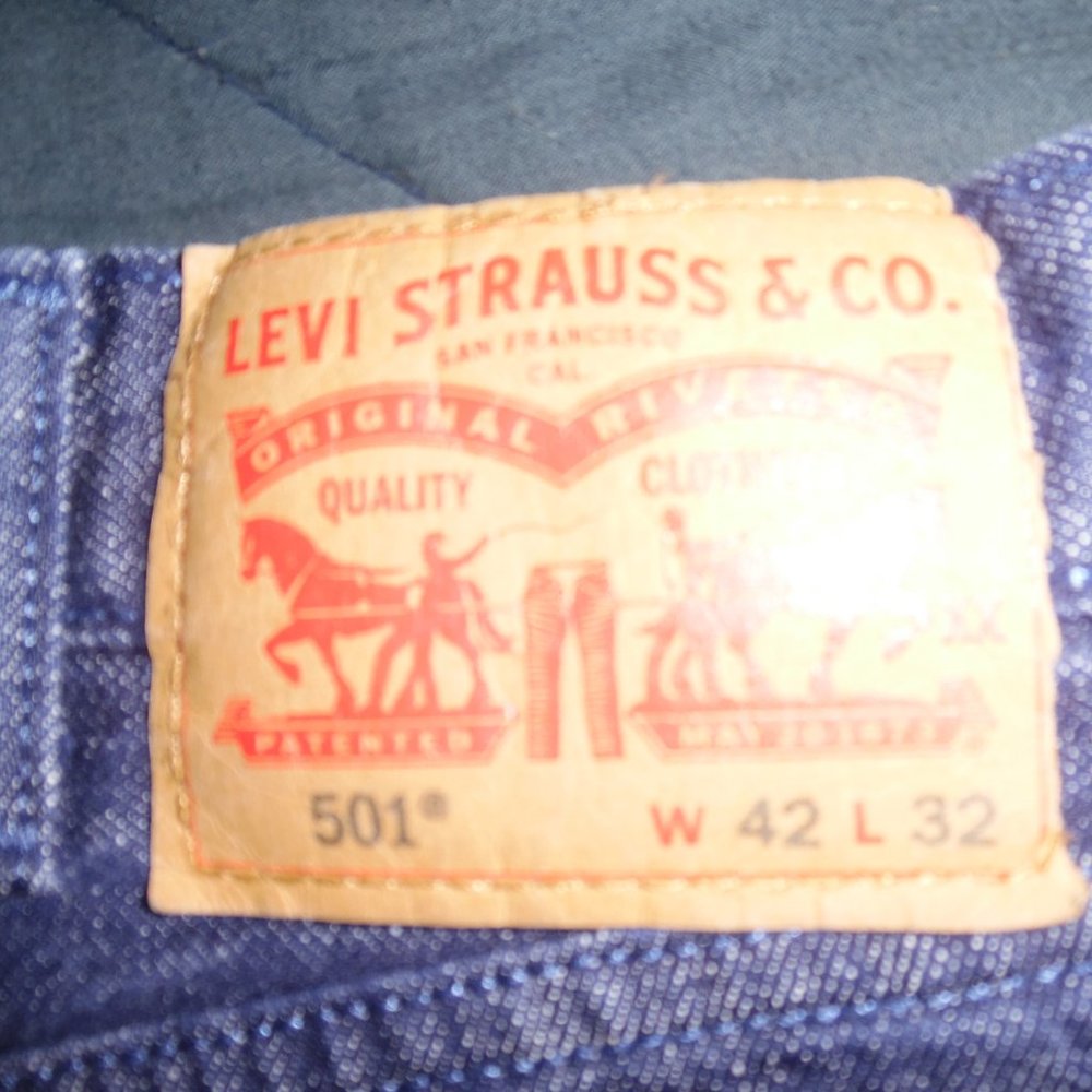 LEVI'S  501  BUTTON-FLY  JEANS.  MENS. 42X32.